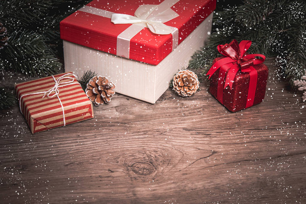 Рождественский подарок коробка украшения на деревянном фоне стола. копировальное пространство
. - Фото, изображение