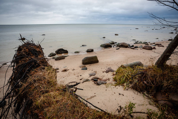littoral rocheux en Lettonie avec de l'eau courante dans la mer et de gros rochers à la fin de l'automne
 - Photo, image