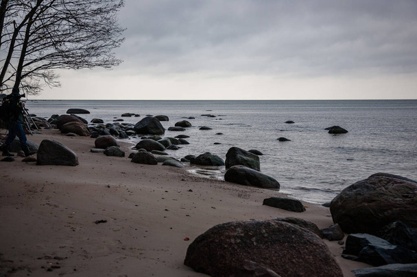 littoral rocheux en Lettonie avec de l'eau courante dans la mer et de grandes roches à la fin de l'automne. couleurs ternes
 - Photo, image