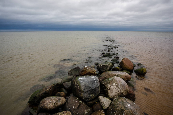 littoral rocheux en Lettonie avec de l'eau courante dans la mer et de gros rochers à la fin de l'automne
 - Photo, image