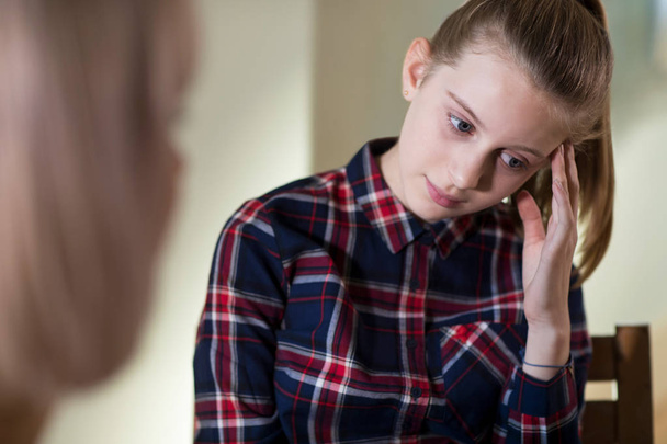 Depressed Teenage Girl Meeting With Counselor - Foto, afbeelding