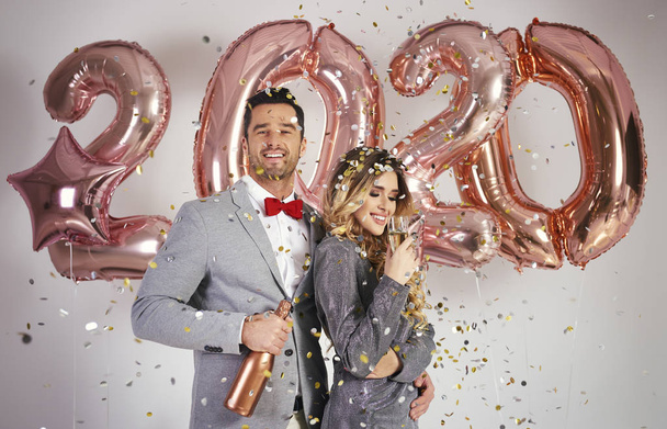 Szerető pár ünnepli az új év - Fotó, kép