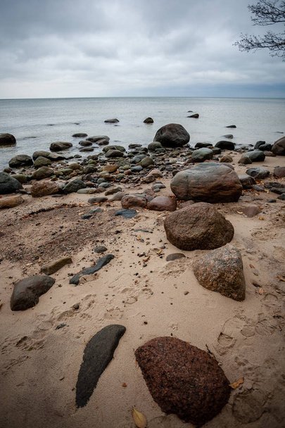 sziklás partvidék Lettországban áramlási víz tengeri és késő ősszel nagy sziklák - Fotó, kép