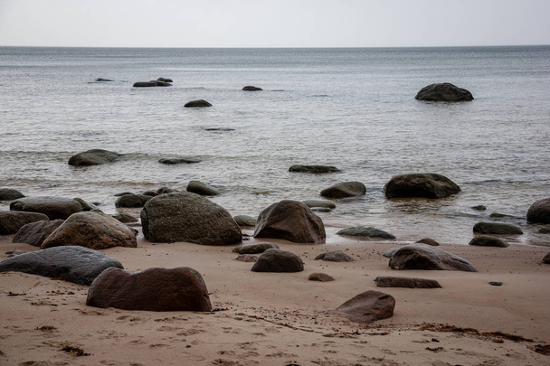 rocky берегової лінії в Латвії з потоку води в морі і великі камені у пізній осіні - Фото, зображення