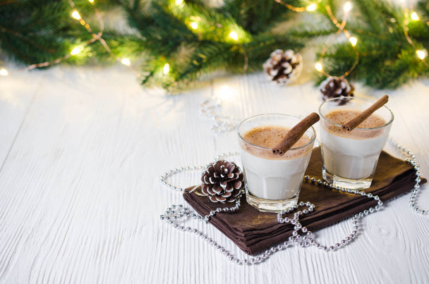 Γάλα κοκτέιλ των Χριστουγέννων με Eggnog μπαχαρικό σε γιορτινή ατμόσφαιρα. - Φωτογραφία, εικόνα