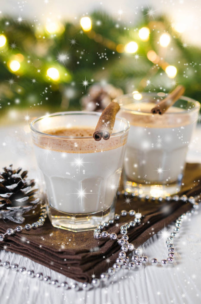 Cóctel de leche de Navidad con ponche de huevo de especias en un ambiente festivo
. - Foto, imagen