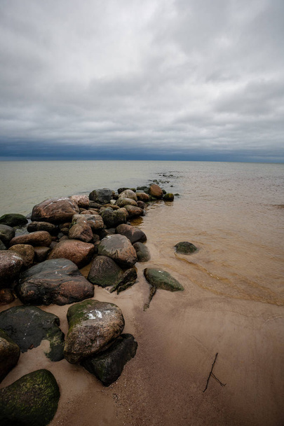 rocky берегової лінії в Латвії з потоку води в морі і великі камені у пізній осіні - Фото, зображення
