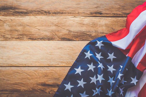Americká vlajka ležící na dřevěné podlaze. - Fotografie, Obrázek