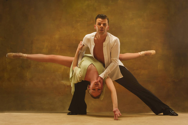 Flexible young modern dance couple posing in studio. - Fotografie, Obrázek
