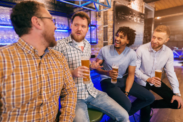 jeunes hommes barbus heureux boire avec de la bière dans un pub et s'amuser
 - Photo, image