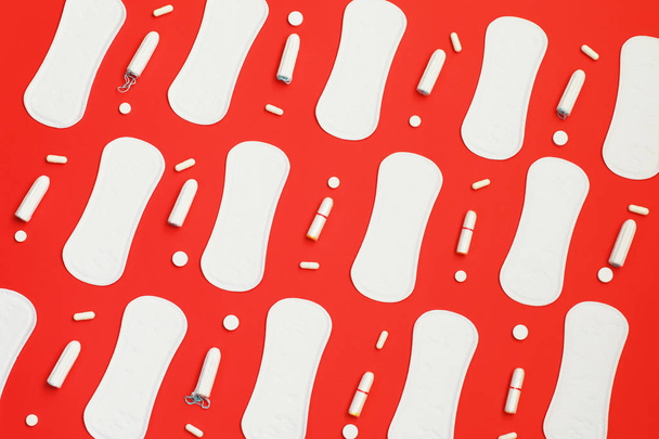 Montón de almohadillas blancas muchos tampones y pastillas sobre fondo rojo
. - Foto, Imagen