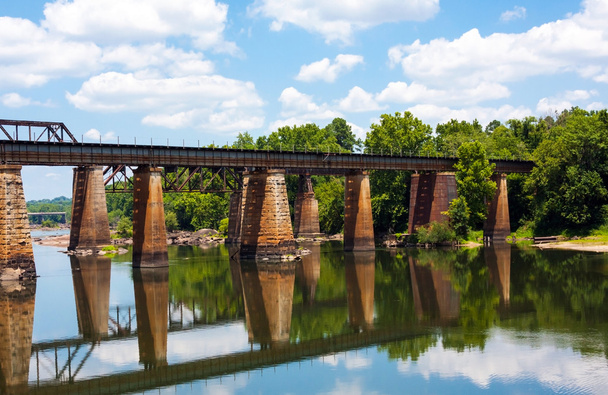 Pont ferroviaire sur une rivière
 - Photo, image