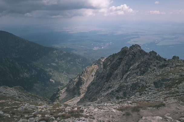 Felsige Wanderwege für Touristen in den westlichen Karpaten Tatra in der Slowakei. klarer Sommertag zum Wandern und Abenteuer - Foto, Bild