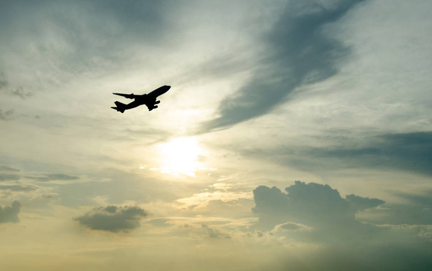 Самолет взлетает на фоне восхода солнца
 - Фото, изображение