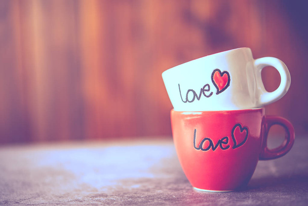 「愛」のコーヒー カップが床に積み上げ. - 写真・画像