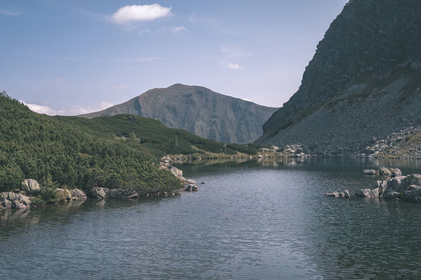 美しい山水の岩が多い丘の反射とスロバキア カルパチア タトラ山脈の晩夏の湖パノラマのビュー。Zverovka の村の近くの Rohacske plesa 湖 - 写真・画像