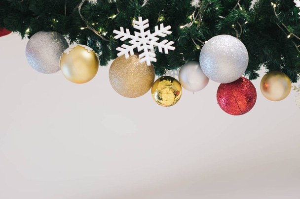 Decoratie van Kerstmis ornamenten met lege achtergrond - Foto, afbeelding