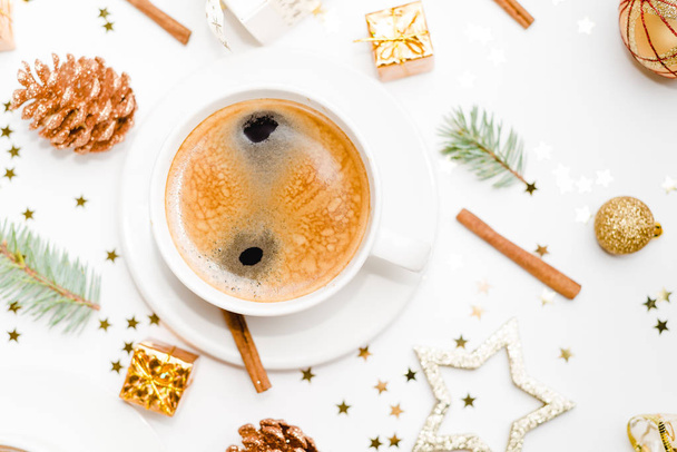 Tasse heißen Kaffees auf einem Weihnachtstisch. Feiertage und Veranstaltungen - Foto, Bild
