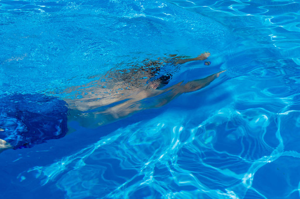 Чоловік плаває під водою
 - Фото, зображення