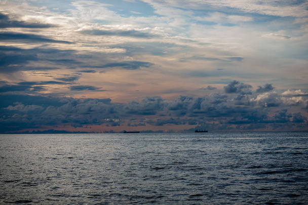 beau ciel avec nuages au coucher du soleil au-dessus de la mer
 - Photo, image