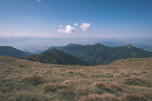 krásné skalnaté horské vrcholy pěší stezky na podzim v slovenské Tatra západních Karpat s modrou oblohu a pozdní trávy na kopcích. Prázdné kameny v jasném denním světle, daleko na obzoru pro dobrodružství - Fotografie, Obrázek