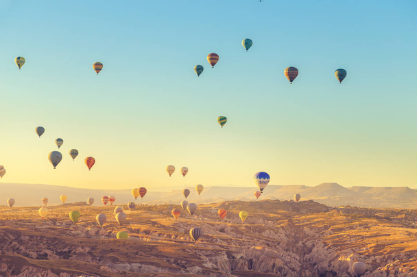 Центральної Анатолії Гереме, Туреччина - 21 вересня 2018. Дивний Схід сонця над Каппадокії. Барвисті повітряних кулях.  - Фото, зображення