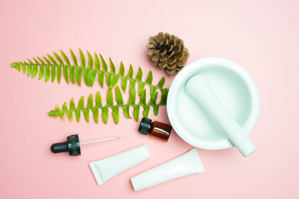 natural cosmetics skincare and leaves on pink background - Foto, Imagem