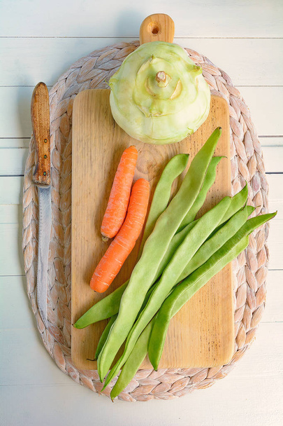 Frijoles y zanahorias yacen en una bandeja
 - Foto, Imagen