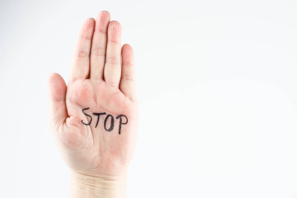 Frauenhand mit dem Wort Stop in der Handfläche - Foto, Bild