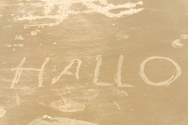 Слово HALLO написане на піску
 - Фото, зображення