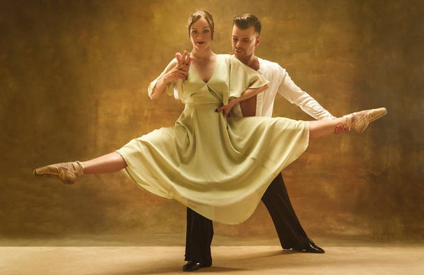 Flexible young modern dance couple posing in studio. - Foto, immagini