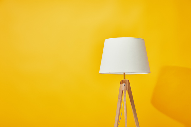 Минималистическая лампа на ярко-желтом фоне
 - Фото, изображение