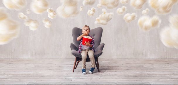 malé dítě jíst popcorn v kině - Fotografie, Obrázek