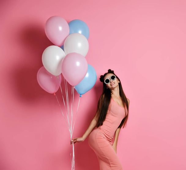 happy and sexy woman posing with pink and blue balloons on pink background, studio shot - Foto, afbeelding