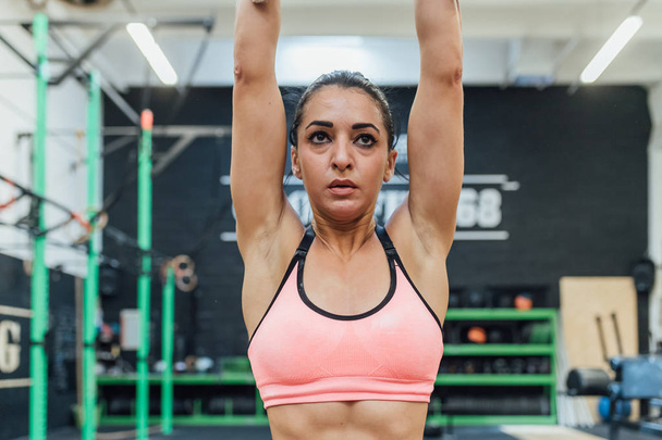 mujer joven entrenamiento indoor crossfit gimnasio deportivo, entrenamiento, concepto de estilo de vida saludable
 - Foto, Imagen