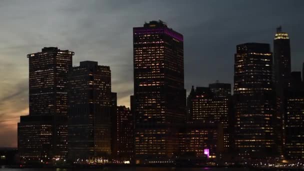 İnanılmaz gece New York'un Manhattan skyline panorama manzara Hudson Nehri üzerinde. Dusk Sightseeng Tur NYC. - Video, Çekim