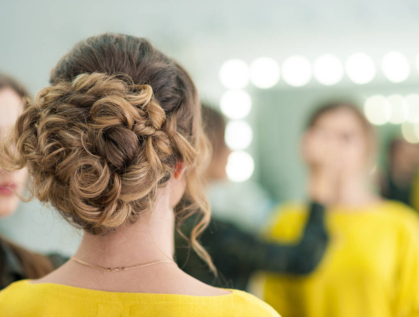 Piękna Brunetka kobieta makijaż i fryzurę - Zdjęcie, obraz