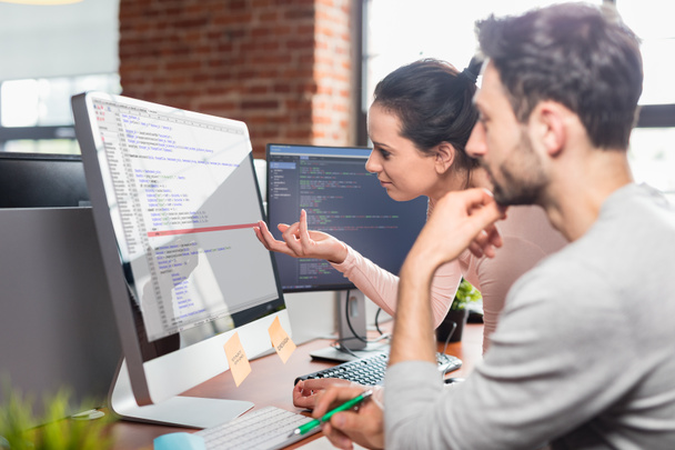 programadores de hombre y mujer que trabajan con código de software en la computadora
 - Foto, imagen