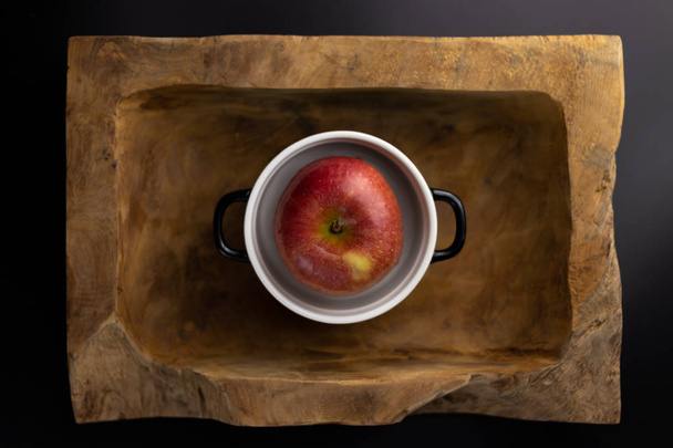 ein gutes leckeres Frühstück mit Haferflocken, Apfel, Cachew-Nüssen und Chiasamen auf einer schönen Holzschale. - Foto, Bild