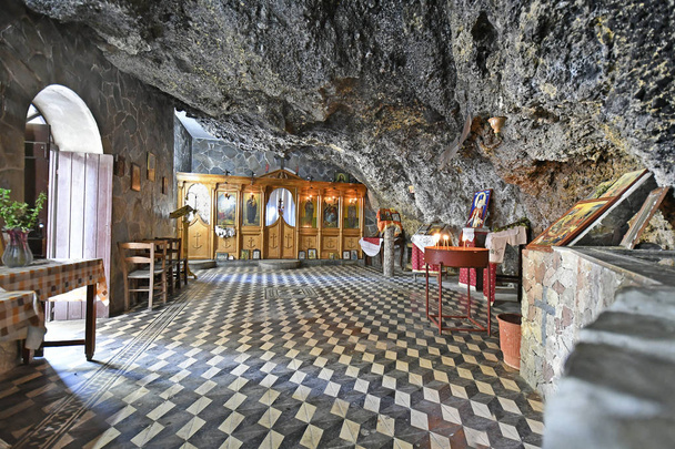 Grecia, dentro de la iglesia cueva de San Agios Ioannis alias San Juan en Kissamos
  - Foto, imagen
