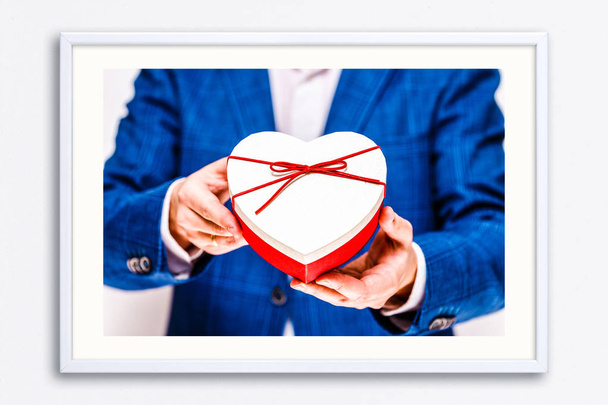 Mani maschili in possesso di scatola regalo a forma di cuore
. - Foto, immagini