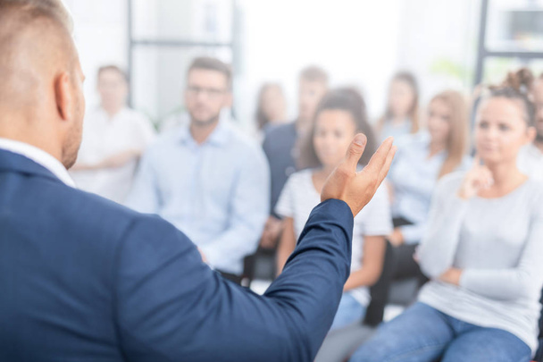 Entrenador. Líder de equipo enseña a los empleados en una reunión de negocios en una sala de conferencias
. - Foto, Imagen