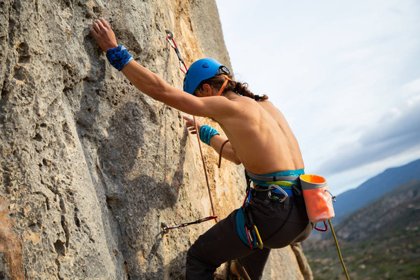 Shirtless arrampicatore uomo arrampicata parete di montagna in splendida giornata di sole
  - Foto, immagini
