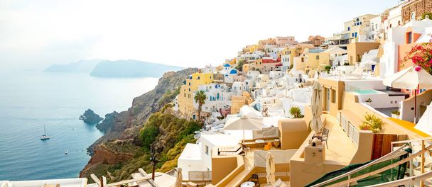 Arquitectura blanca del pueblo de Oia en la isla de Santorini, Grecia - Foto, Imagen
