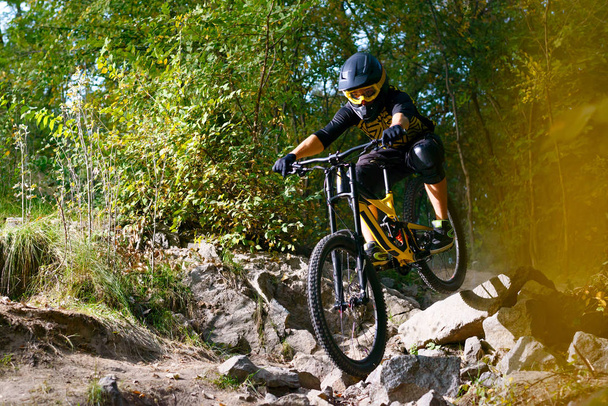 Ammatillinen pyöräilijä Ratsastus Maastopyörä syksyllä Forest Trail. Extreme Sport ja Enduro pyöräily käsite
. - Valokuva, kuva