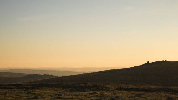 Прекрасний силует захід сонця краєвид зображення Foggintor в Дартмур - Фото, зображення