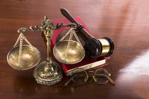 Brons schalen met schoteltjes op kettingen, hamer, boek van Justitie en glazen - Foto, afbeelding