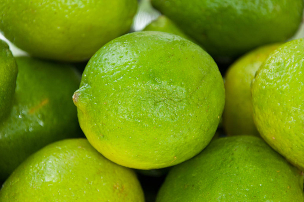 Kilka świeżych zielonych limonki - Zdjęcie, obraz
