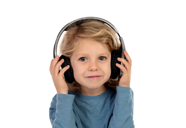 mignon petit garçon en pull bleu avec écouteurs isolés sur fond blanc
 - Photo, image