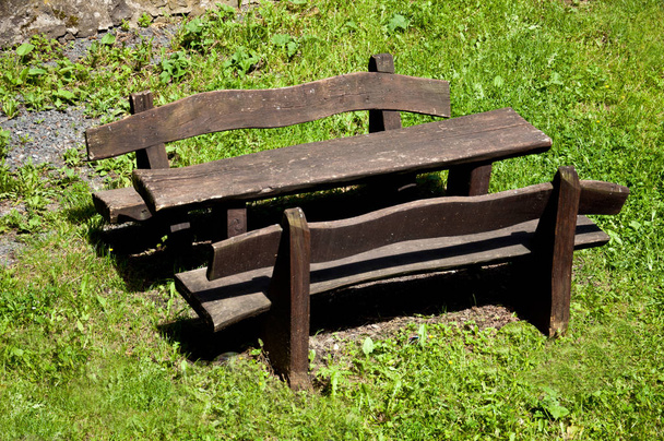 Banc et table en bois dans le jardin, vue d'en haut
 - Photo, image